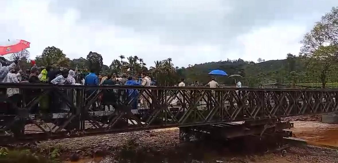 ഞങ്ങൾക്ക് ഇനി ജീവിക്കണ്ട’; സർക്കാർ വാഗ്ദാനങ്ങൾ പാലിക്കുന്നില്ലെന്ന് ആക്ഷേപം; ചൂരൽമലയിൽ നാട്ടുകാരുടെ പ്രതിഷേധം
