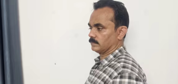 വിദ്യാർഥിനിയെ ചേംബറിലും ലോഡ്ജിലും എത്തിച്ച് പീഡിപ്പിച്ചു; കണ്ണൂർ സർവകലാശാല അധ്യാപകൻ അറസ്റ്റിൽ