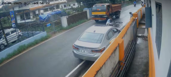 അബദ്ധത്തിൽ റോഡിലേക്ക് വീണു; സൈക്കിൾ യാത്രികൻ ടിപ്പർ ദേഹത്ത് കയറാതെ രക്ഷപ്പെട്ടത് തലനാരിഴയ്ക്ക്