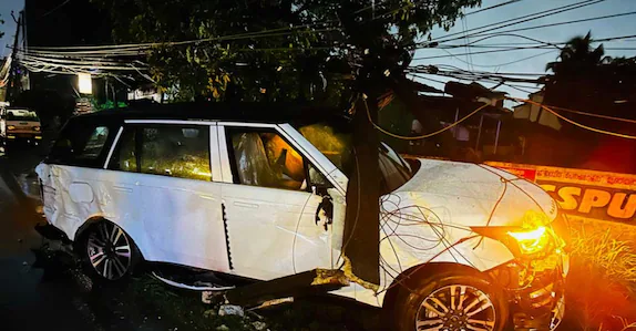 ആഡംബര കാർ ഇറക്കുമ്പോൾ ജീവനക്കാരന്റെ മരണം; നിയന്ത്രണം നഷ്ടമായി, കാരണം മാനുഷിക പിഴവ്