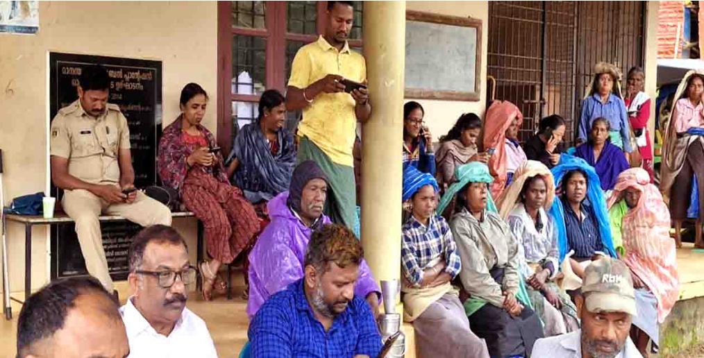 എസ്‌റ്റേറ്റിലെ തൊഴിലാളികള്‍  എസ്‌റ്റേറ്റ് ഓഫീസ് ഉപരോധിക്കുന്നു