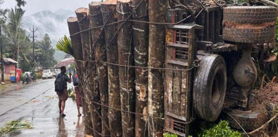 തടി കയറ്റിയ ലോറി നിയന്ത്രണം വിട്ടു മറിഞ്ഞു