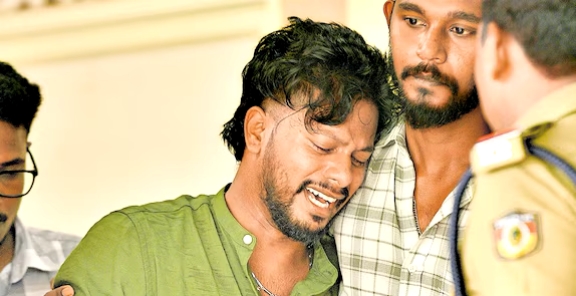 ആദ്യശമ്പളം നൽകാൻ ഓടിയെത്തി; കണ്ടത് അമ്മയുടെ മൃതദേഹം, നവനീതിനെ ആശ്വസിപ്പിക്കാൻ വാക്കുകളില്ല