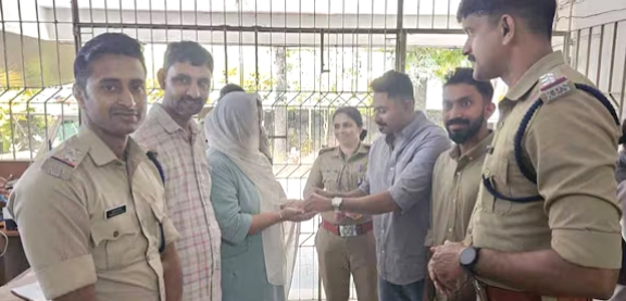 കളഞ്ഞുകിട്ടിയ സ്വർണം പൊലീസ് സ്റ്റേഷനിൽ ഏൽപിച്ചു, ഉടമയ്‌ക്കു കൈമാറി; മാതൃകയായി യുവാക്കൾ