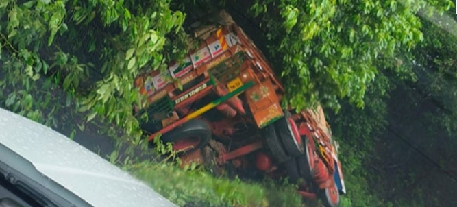 താമരശ്ശേരി ചുരത്തിൽ ലോറി മറിഞ്ഞു