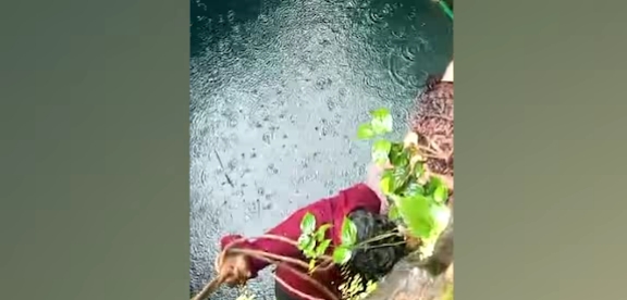 കിണറ്റിൽ വീണ് മരിച്ചെന്ന് കരുതി, പുറത്തെത്തിക്കുന്നതിനിടെ കൺപോളയിൽ ഇളക്കം; വയോധികയ്ക്ക് അദ്ഭുത രക്ഷ