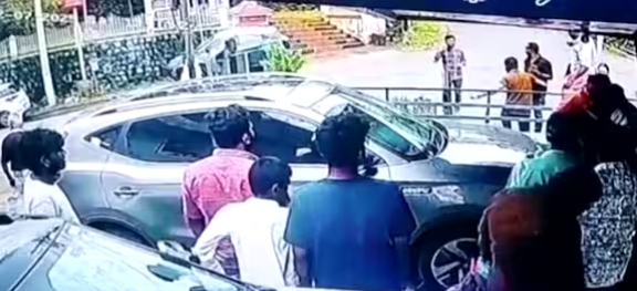 ചാർജിങ് സ്റ്റേഷനിലേക്ക് കാർ ഇടിച്ചുകയറി; 4 വയസ്സുകാരന് ദാരുണാന്ത്യം, അമ്മയ്ക്ക് പരിക്ക്