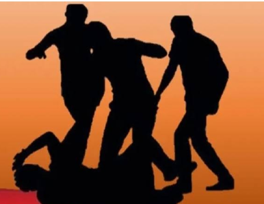പെൺ‌കുട്ടിയുടെ ബെസ്റ്റി ആര് ? ക്ലാസ്മുറിയിൽ തമ്മിലടിച്ച് പ്ലസ് വൺ വിദ്യാർഥികൾ; കൗൺസിലിങ് നൽകണമെന്ന് പൊലീസ്
