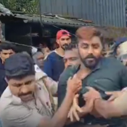 റോഡ് ഉപരോധം:സമരക്കാരെ പൊലീസ് അറസ്റ്റ് ചെയ്‌ത് നീക്കി