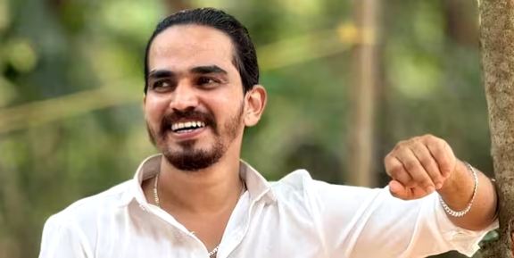 ഭാര്യയുമായി പിണങ്ങിയ സമയത്ത് 15കാരിയുമായി ചാറ്റിങ്, വിവാഹ വാഗ്ദാനം നൽകി ലൈംഗികാതിക്രമം; വ്ലോഗർ അറസ്റ്റിൽ