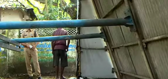 ബസ് കാത്തിരിപ്പു കേന്ദ്രം തകർന്നു വീണു; വിദ്യാർഥിക്ക് പരിക്ക്