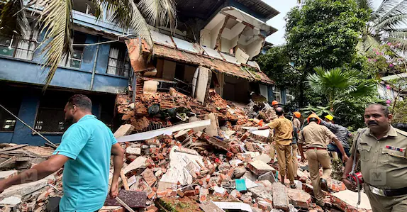 കോട്ടയം മെഡിക്കൽ കോളജിലെ കെട്ടിടം തകർന്നു; 2 പേർക്ക് പരിക്ക്