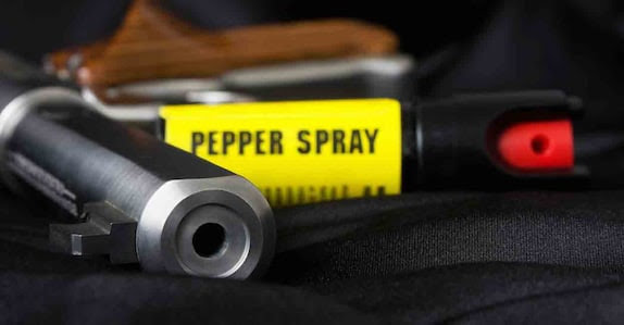 സഹപാഠിയുടെ മാതാപിതാക്കളുമായി തർക്കം, പെപ്പർ സ്പ്രേ അടിച്ച് പ്ലസ്‌ ടു വിദ്യാർഥി; 10 വിദ്യാർഥികൾക്കും അസ്വസ്ഥത