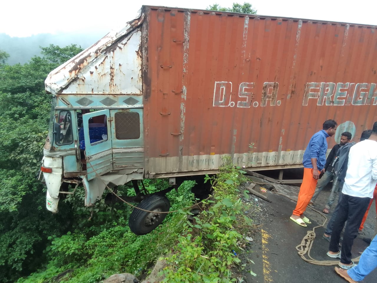 കൊക്കയിലേക്ക് വീഴാറായ ലോറി, ശ്വാസം അടക്കിപിടിച്ച് ഡ്രൈവർ