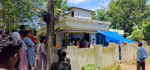 സാരിയിൽ തൂങ്ങിയ അമ്മയെ താഴെ എടുത്ത് കിടത്തിയെന്ന് മകൻ; മധ്യവയസ്കയുടെ മരണത്തിൽ യുവാവ് കസ്റ്റ‍ഡിയിൽ