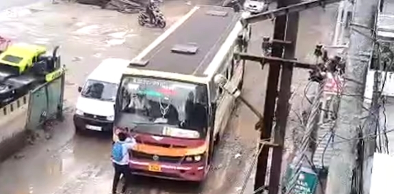 ചെളിവെള്ളം തെറിപ്പിച്ചത് ചോദ്യം ചെയ്തു; വിദ്യാർഥിയെ ബസിടിപ്പിക്കാൻ ശ്രമിച്ച് കെഎസ്ആർടിസി ഡ്രൈവർ