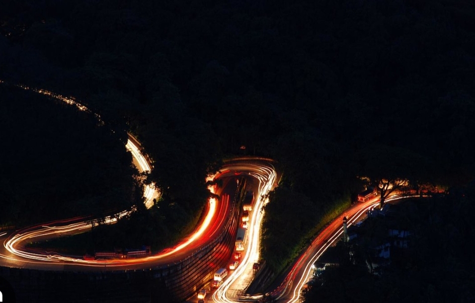 താമരശ്ശേരി ചുരത്തിൽ ശക്തമായ ബ്ലോക്ക്‌ അനുഭവപ്പെടുന്നു