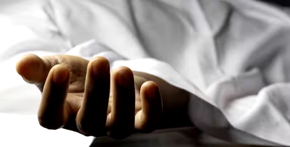 നഴ്സിങ് ഹോമിൽ നഴ്സ് തൂങ്ങിമരിച്ച നിലയിൽ, പീഡിപ്പിക്കപ്പെട്ടുവെന്ന് കുടുംബം, ആരോപണ നിഴലിൽ മാനേജ്മെന്റ്; കാമുകൻ കസ്റ്റഡിയിൽ