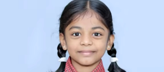 സ്കൂളിലേക്ക് പോകുമ്പോൾ സ്‌കൂട്ടറിൽനിന്നു വീണു, ബസ് കയറിയിറങ്ങി രണ്ടാം ക്ലാസുകാരിക്ക് ദാരുണാന്ത്യം