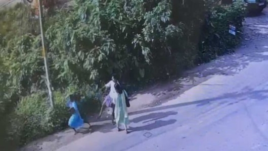 മദ്യലഹരിയിൽ നടുറോഡിൽ സ്ത്രീയെ ചവിട്ടി വീഴ്ത്തി, ഭീഷണിയും തർക്കവും, യുവാവിനെതിരെ കേസ്