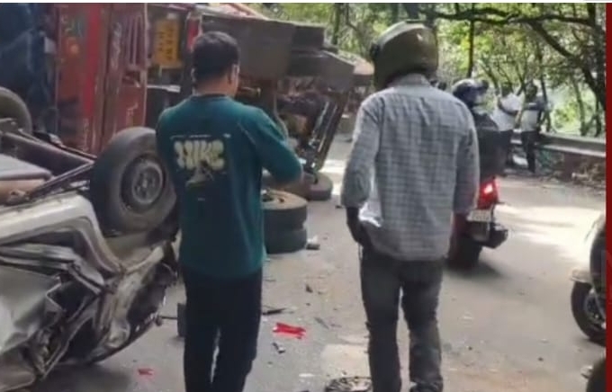 ചുരത്തിൽ ലോറി മറിഞ്ഞ് നിരവധി വാഹനങ്ങൾ അപകടത്തിൽപ്പെട്ടു