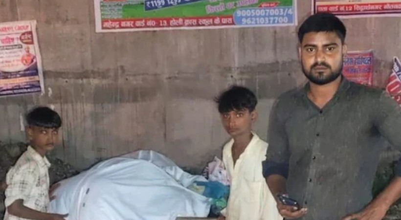 പിതാവിന്റെ അഴുകിത്തുടങ്ങിയ മൃതദേഹവും ഉന്തുവണ്ടിയില്‍ വച്ച് വഴിയരികില്‍ നില്‍ക്കുന്ന നിസ്സഹായരായ 2 കുട്ടികള്‍, അച്ഛനെ അടക്കണമെന്ന് മാത്രം ആവശ്യം, യാചന; കണ്ണുനനയിച്ച് ചിത്രം