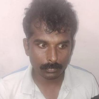 പുൽപ്പള്ളിയിൽ മദ്യവും തോട്ടയും പിടികൂടിയ സംഭവം: തങ്കച്ചൻ നിരപരാധിയെന്ന് പോലീസ്, ഒരാൾ അറസ്റ്റിൽ