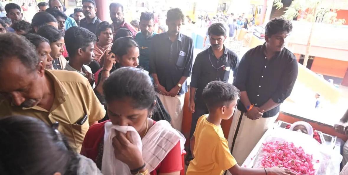 ‘പൂമ്പാറ്റേ’ എന്ന വിളി കേൾക്കാൻ ഇനി അവളില്ല;കണ്ണീരോടെ യാത്രയാക്കി ജന്മനാട്