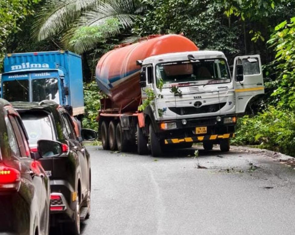 താമരശ്ശേരി ചുരത്തിൽ ഗതാഗത തടസ്സം