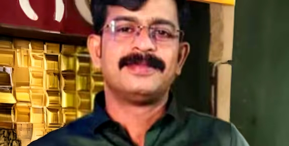 ‘രതീഷിനെ നഗ്നനാക്കി ഫോട്ടോ എടുത്തു, സ്കൂൾ ഗ്രൂപ്പിലേക്കും ഭാര്യയ്ക്കും അയച്ചു