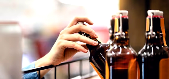 ലഘുഭക്ഷണം ഓഫർ ചെയ്യും, പാസ്പോർട്ട് വിവരങ്ങൾ ശേഖരിക്കും; മദ്യം വാങ്ങാത്ത യാത്രക്കാരുടെ പേരിലും ‘മദ്യക്കുപ്പി’; അന്വേഷണം