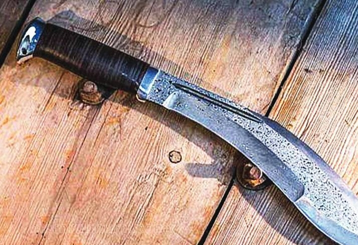 നെഞ്ചിൽ തറച്ച കത്തിയുമായി വിദ്യാർത്ഥി പോലീസ് സ്റ്റേഷനിൽ; 3 പേർ പിടിയിൽ