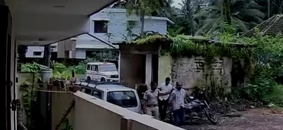 വീടു നിർമാണത്തിന് 10 ചാക്ക് മണൽ കൊണ്ടുപോയി; ജാമ്യമില്ലാ വകുപ്പ് ചുമത്തി, യുവാവിനെ നടുറോഡിൽ മർദിച്ച് സിഐ