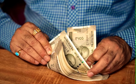 കൈക്കൂലി വാങ്ങുന്നതിനിടെ അറസ്റ്റ്, നോട്ടുകൾ വായുവിലേക്കെറിഞ്ഞ് എഎസ്ഐ