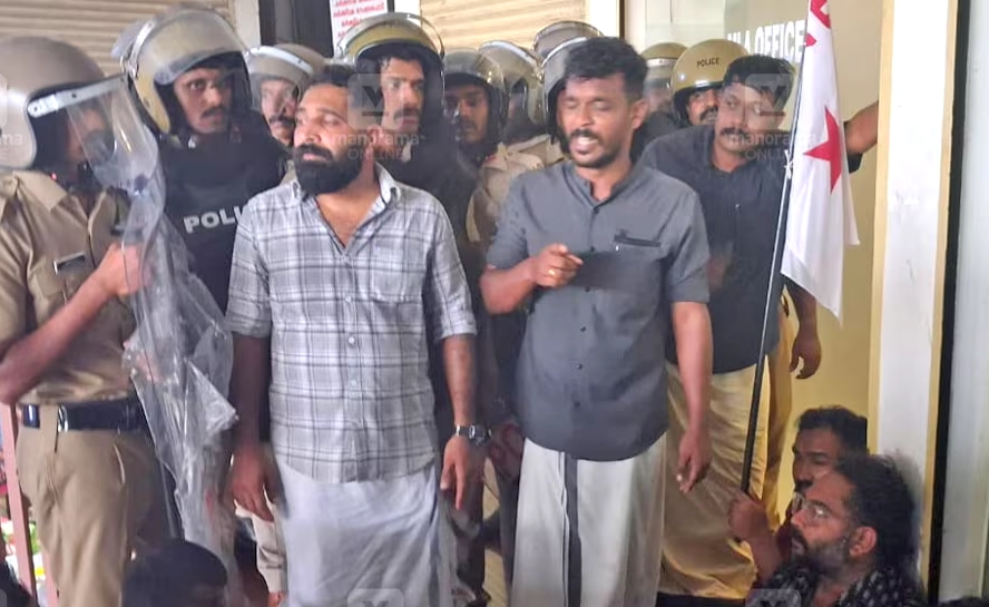 ‘സഹായിച്ചത് വിശാലമനസ്കത, ഇപ്പോൾ അതിനുള്ള പൈസയില്ല’; സിദ്ദിഖിന്റെ ഓഫിസിലേക്ക് ഡിവൈഎഫ്ഐ മാർച്ച്