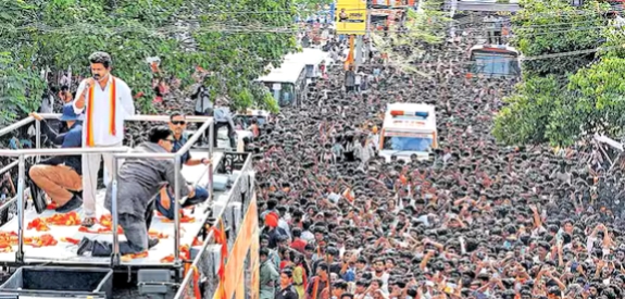ജനമൊഴുകി, ഗതാഗതം സ്തംഭിച്ചു, ആവേശത്തുടക്കവുമായി വിജയ്; നടപടിയെടുക്കാൻ പൊലീസ്