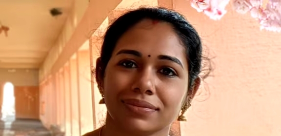 കാറും മിനി ലോറിയും കൂട്ടിയിടിച്ച് അധ്യാപികയ്ക്ക് ദാരുണാന്ത്യം; ഭർത്താവിനും കുട്ടികൾക്കും പരിക്ക്