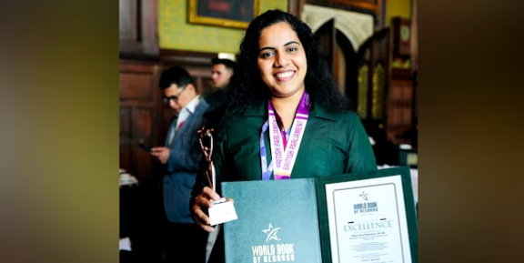 യുകെ പാർലമെന്റിൽ പുരസ്കാരം ഏറ്റുവാങ്ങിയെന്ന് ആര്യ; അത് വാടക ഹാളല്ലേയെന്ന് സമൂഹ മാധ്യമങ്ങൾ; വീണ്ടും വിവാദം