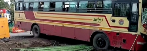 ഡിവൈഡ‍ർ കണ്ടില്ല; കെഎസ്ആർടിസി അപകടത്തിൽപ്പെട്ട് 28 പേർക്ക് പരിക്ക്