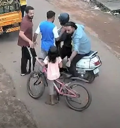 ച്യൂയിങ് ഗം തൊണ്ടയിൽ കുടുങ്ങി, ശ്വാസംകിട്ടാതെ പിടഞ്ഞു; കുട്ടിയുടെ ജീവൻ രക്ഷിച്ച് യുവാക്കൾ