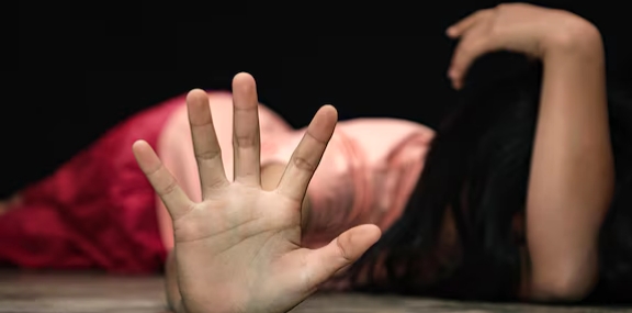 വിവാഹ വാഗ്ദാനം നൽകി പീഡിപ്പിച്ചു; സ്വകാര്യ രംഗങ്ങൾ ഫോണിൽ ചിത്രീകരിച്ചെന്നും പരാതി, മലയാളി ക്രിക്കറ്റ് കോച്ചിനെതിരെ കേസ്