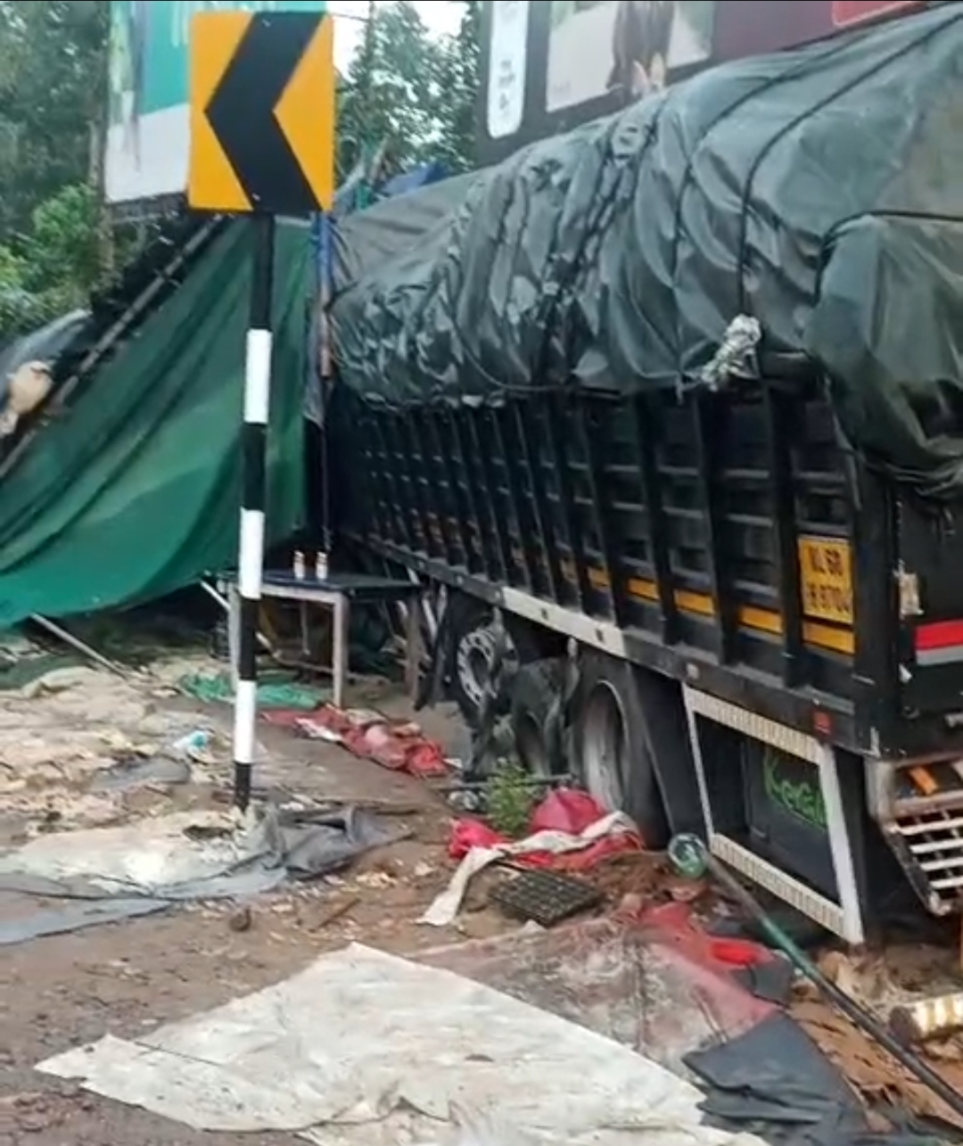 ബ്രേക്ക് നഷ്ടമായ ലോറി തട്ടുകടയിലേക്ക് ഇടിച്ചു കയറി; സംഭവം ചുരത്തിൽ