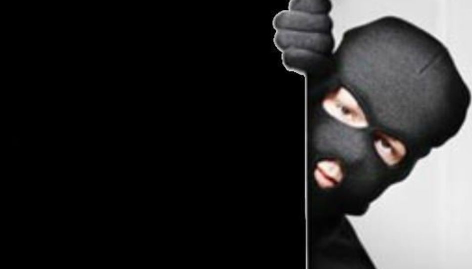 കവർന്നത് 25 പവനോളം സ്വർണം, മോഷ്ടാവ് വീട്ടിലേക്ക് കയറിയത് ടെറസ് വഴി; അന്വേഷണം