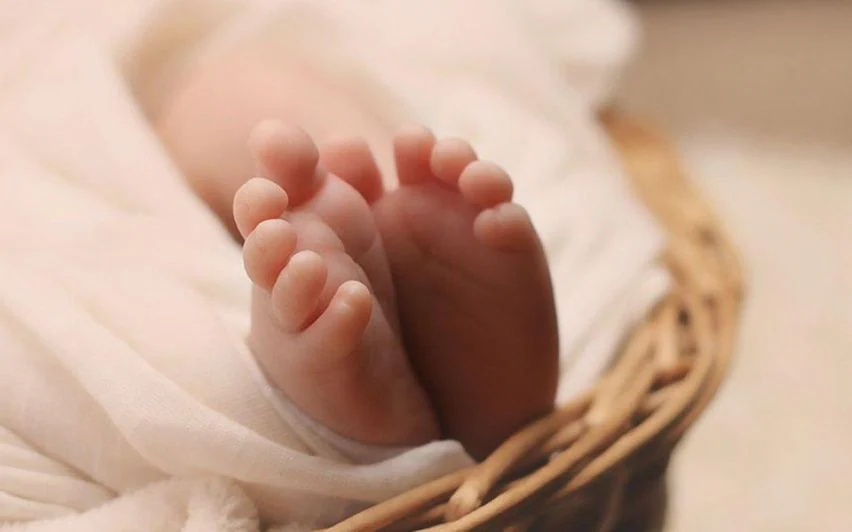 15 ദിവസം പ്രായമായ കുഞ്ഞിനെ ഫ്രിഡ്ജിൽവച്ച് യുവതി; ബാധകൂടിയെന്ന് കരുതി മന്ത്രവാദിയെ കാണിച്ച് ബന്ധുക്കൾ