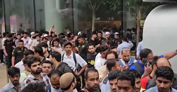 ഐ ഫോൺ 17 വാങ്ങാൻ തിരക്ക്: സ്റ്റോറിനു മുന്നിൽ കൂട്ടയടി, സംഘർഷം; ആളുകളെ വലിച്ചിഴച്ച് പുറത്തേക്ക് മാറ്റി ജീവനക്കാർ