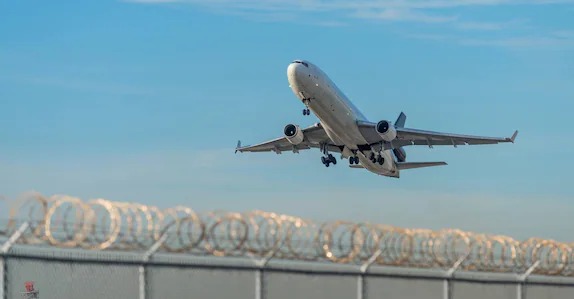 കനത്ത മഴയിൽ റൺവേ കാണാനായില്ല, വട്ടമിട്ട് പറന്ന് വിമാനം, ഒരു മണിക്കൂർ വൈകി  ലാൻഡിങ്