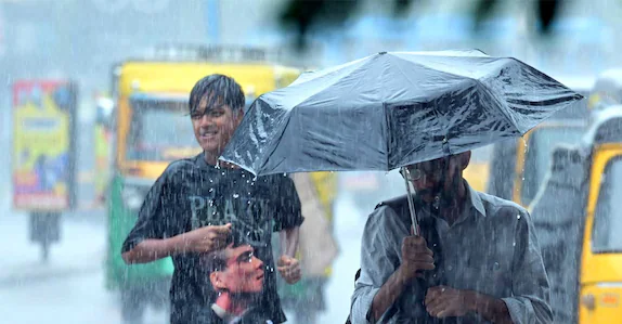 ‘മാഡം ഇപ്പോഴാണോ ഉണർന്നത്’… താമസിച്ചെത്തിയ മഴ അവധി, തലസ്ഥാനത്ത് കലക്ടർക്കെതിരെ രക്ഷിതാക്കളുടെ രോഷം