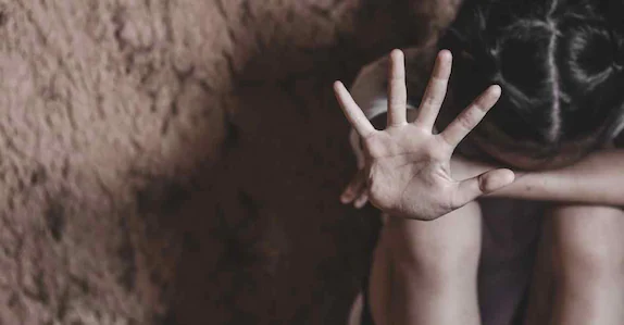 ആറാം ക്ലാസുകാരിയെ 20 ലക്ഷം രൂപയ്ക്ക് വാട്സാപ്പിൽ വിൽപനയ്ക്ക് വച്ചു; യുവതിയും കൂട്ടാളിയും പിടിയിൽ