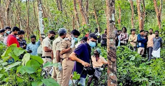 ചങ്ങലയിൽ ബന്ധിച്ച് റബർ മരത്തിൽ പൂട്ടിയിട്ട നിലയിൽ അജ്ഞാത മൃതദേഹം; മുഖത്തുൾപ്പെടെ പൊള്ളലേറ്റ നിലയിൽ