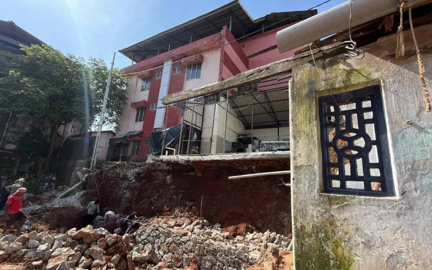 കോഴിക്കോട് ആശുപത്രിയുടെ ചുറ്റുമതില്‍ ഇടിഞ്ഞുവീണു
